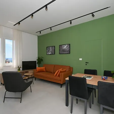 Steps From Palace & Riva - Old Town Pine Apartament Split