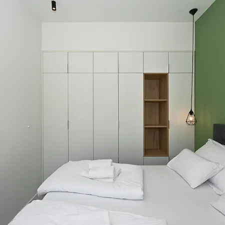 Steps From Palace & Riva - Old Town Pine Apartment