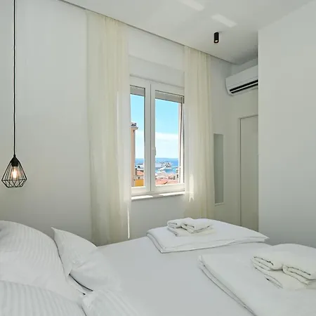 Apartment Steps From Palace & Riva - Old Town Pine