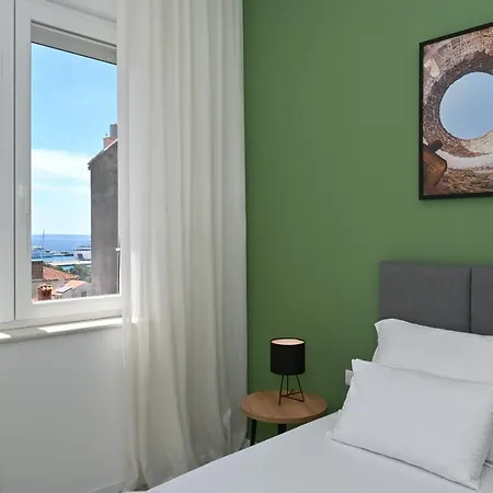 Steps From Palace & Riva - Old Town Pine *