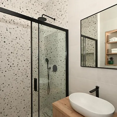 Apartment Steps From Palace & Riva - Old Town Pine *