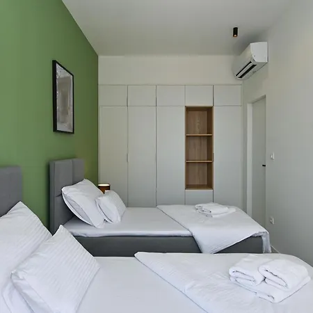 Apartment Steps From Palace & Riva - Old Town Pine *