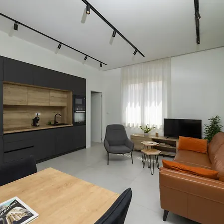 Apartamento Steps From Palace & Riva - Old Town Pine *