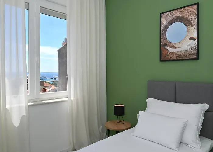 Steps From Palace & Riva - Old Town Pine *