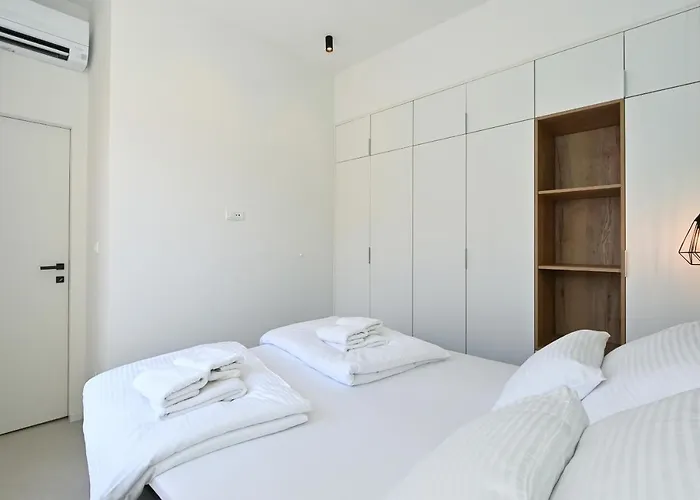 Steps From Palace & Riva - Old Town Pine